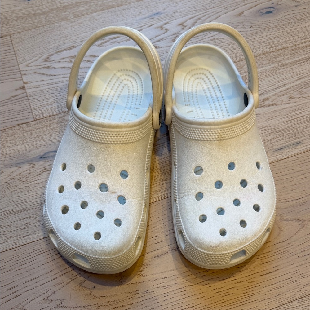 CROCS Classic Clog in white size 7/9
